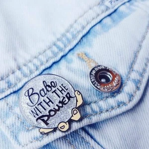 New, David Bowie ‘Babe With The Power’ The Labyrinth Metal Pin Badge, 25mm. - Foto 1 di 3