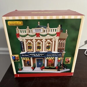 Lemax Village King & Hall Tailor edificio illuminato Natale #25396 2012 - Foto 1 di 6