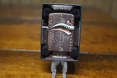 ARTE NARIZ AVIÓN SEGUNDA GUERRA MUNDIAL CARA DE TIBURÓN ENOJADO DISEÑO 540 ENCENDEDOR ZIPPO COMO NUEVO EN CAJA Foto 1 de 4