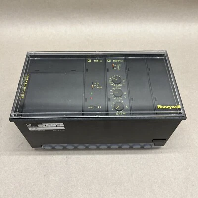 HONEYWELL ZG 50/24 V US IP50, Moduler Heating Universal Controller NOS - Image 1 of 4