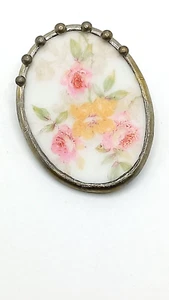 Broche de flores de porcelana pintado a mano Carrigan firmado - Imagen 1 de 6