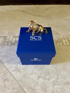 Swarovski SCS Tiger Cub 2010 seduto (usato per esposizione) #1016678 - Foto 1 di 5