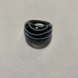 Vintage Bubble Ring Black & White Lucite Size 6 1970’s - Bild 1 von 3