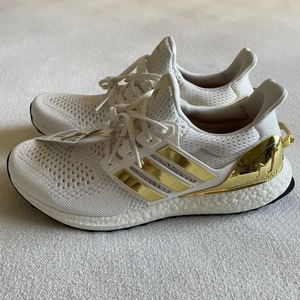 Zapatilla Adidas UB x Fortnite Victory Crow Hombres Talla 9.5 Ultraboost Oro Blanco - Imagen 1 de 10