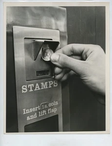 Máquina expendedora de estampillas de monedas de primer decimal Royal Mail 1969 foto de prensa - Imagen 1 de 2