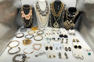 3 .6 lb Lot VTG to Modern ESTATE JEWELRY Some Signed Monet Trifari Napier #0605 - Picture 1 of 22