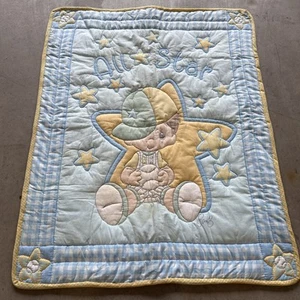 Vintage Baby Allstar Junge Handarbeit Baby Decke blau gelb signiert Baseball 41 x 33 - Bild 1 von 8