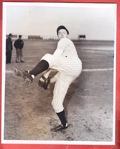1946 YANKEES TEAM ISSUE GLOSSY 8 X 10 PHOTO AL GETTEL PITCHES - Picture 1 of 2