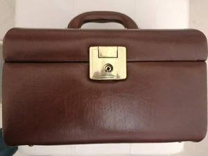 Beauty Case in pelle marrone con metalleria oro Vintage.Manico e specchio intern - Foto 1 di 8
