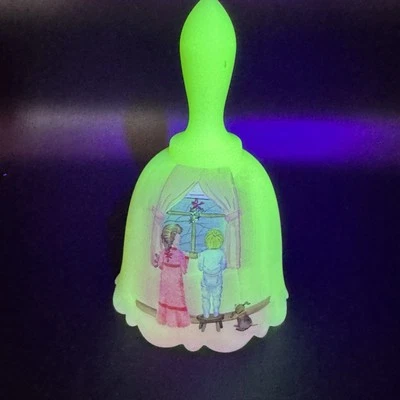 Ограниченный выпуск Fenton Christmas Fantasy Bell #884/7500 с ручной росписью S. Byran - Изображение 1 из 4