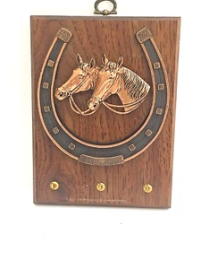 Vintage Schlüsselhaken Halter Wandbehang Reiter Pferde und Hufeisen 8x5,75 - Bild 1 von 9