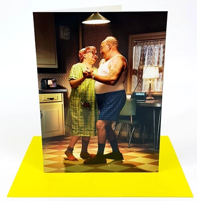 "¡La luna de miel nunca termina!" Tarjeta de felicitación Avanti Press ANNIVESARY pareja bailando Foto 1 de 3