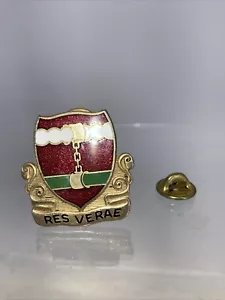 Ejército de los Estados Unidos 205º Regimiento Unidad Cresta Res Verae Pin Abrigo Sombrero Solapa Chaqueta Uniforme NS - Imagen 1 de 2