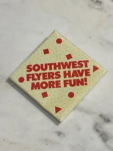 Southwest Airlines "¡Los viajeros del suroeste se divierten más!" Botón Pinback - Imagen 1 de 6