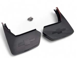 Protectores contra salpicaduras de barro traseros Chevy Suburban 2015-2020 con logotipo OEM GM 22922768 - Imagen 1 de 7