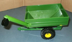 JOHN DEERE TOY FEED WAGON 8 1/2" LONG X 5" WIDE X 4" TALL A0516YL01 - Picture 1 of 6