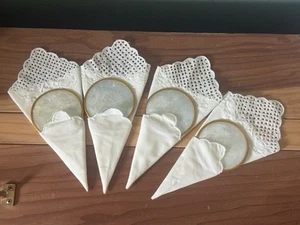 Lot de 4 sous-verres vintage Capiz Shell 3” et serviettes en lin brodé 10” ivoire - Photo 1/5