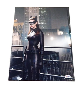 Foto firmada por Anne Hathaway Catwoman 11" x 14" PSA/DNA automática - Imagen 1 de 3