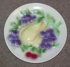 PLATO DE CERÁMICA TRIDIMENSIONAL VINTAGE, FRUTA, UVAS, PERAS, CEREZAS - Imagen 1 de 3