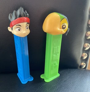Pez Dispenser Lot of 2• Disney Jake And The Neverland Pirates Jake & Parrot - Picture 1 of 6
