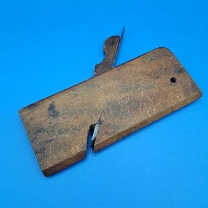 Antiguo plano de moldeo con cuerpo de madera, ranura en V desplazada, 8" de largo x 3 3/8" de altura - Imagen 1 de 10