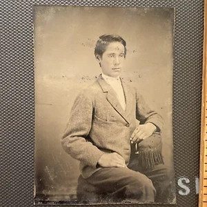 Circa 1840 1865 Tintype Good Looking Handsome Young Man Dressed In Suit potrait - Bild 1 von 1