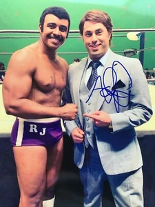 Foto autografiada de Young Rock Vince McMahon firmada por Adam Ray de 8x10 - Imagen 1 de 1