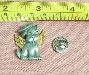 Vintage Zinn Engel Hund Welpe mit goldfarbenen Flügeln markiert DT Anstecknadel Haustier - Bild 1 von 3