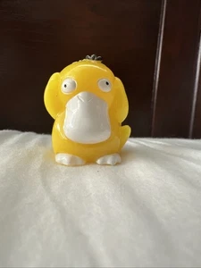 Light up Pokémon Psyduck Schlüsselanhänger Figur Vintage 1999 NOT WORKING (A) - Bild 1 von 3