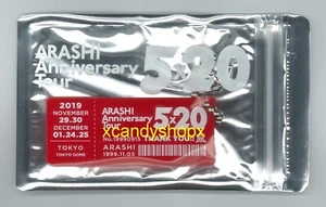 Portachiavi acrilico limitato ARASHI Anniversary Tour 5x20 rosso TOKYO Sakurai Sho - Foto 1 di 1