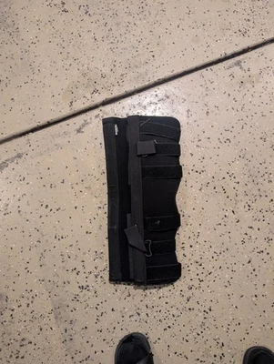 Rodillera ajustable FLA ROM universal negra Foto 1 de 2