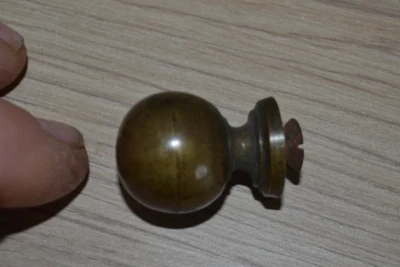 Ancien bouton boule, poignée de porte ronde, de tiroir en laiton Ø 23mm - Photo 1/2