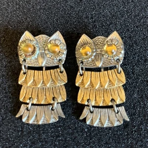 Pendiente ClipOn Articulado Ojos Lucite Tono Plata/Dorado Park Lane Owl Firmado De Colección - Imagen 1 de 4