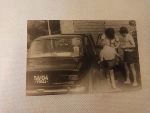 Vintage Lettische UdSSR Foto - Stadt Aizpute, Lettland 12,5x8cm Familie und Lada Auto - Bild 1 von 3