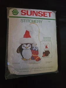 Vintage 1982 Sunset Stitchery Pinguin 3D Ornament Kit #123 NOS - Bild 1 von 2