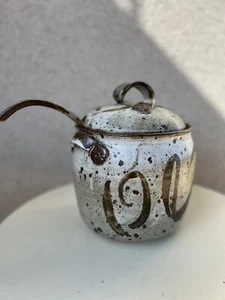 Vintage Studio Kunst Keramik großer Suppentopf mit Schöpfkelle Brauntöne signiert 10” x 7” - Bild 1 von 14