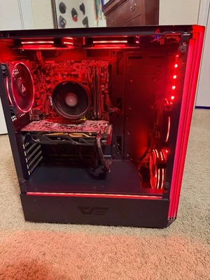 pc gaming sobremesa con monitor y teclado Foto 1 de 3