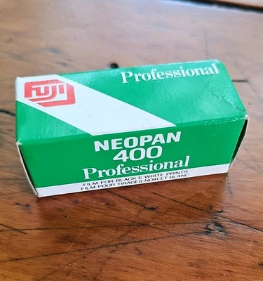 Rollo de película profesional de 35 mm Fujifilm Neopan 400 1998 caducado Foto 1 de 3