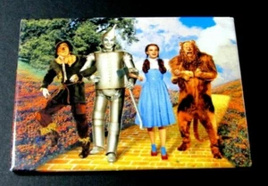 Vintage Zauberer von Oz Kühlschrankmagnet gelber Ziegel Dorothy Blechmann Vogelscheuche Löwe - Bild 1 von 4