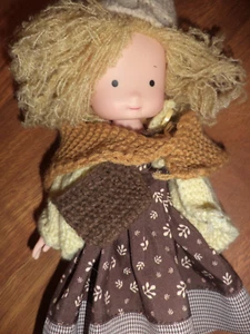 Ropa hecha a mano de vinilo Waldorf estilo imitación muñeca - Imagen 1 de 5