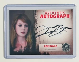 SONS OF ANARCHY Stagioni 1-3 ZOE BOYLE come Trinity Ashby CARTOLINA AUTOGRAFATA A24 - Foto 1 di 2