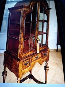 Antiker VITRINENSCHRANK im Stil Queen ANNE - Bild 1 von 4