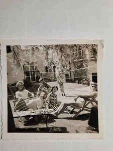 Vintage 1950er schwarzweiß Schnappschuss Foto 2 1/4" x 2 1/4" Damen genießen die Sonne PB28 - Bild 1 von 1