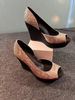 UGG TOURA BLACK NUBUCK METALLIC PEEP TOE WEDGE SHOE US 8 Great Condition 5” - Image 1 of 4