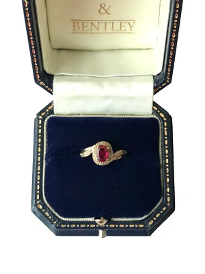9ct Gold Ruby and Diamond Crossover Vintage Ring - Size L 1/2 - Image 1 of 4