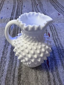 "Jarra Fenton blanca con borde con volantes Hobnail mango aplicado 5,75"" de colección" - Imagen 1 de 4