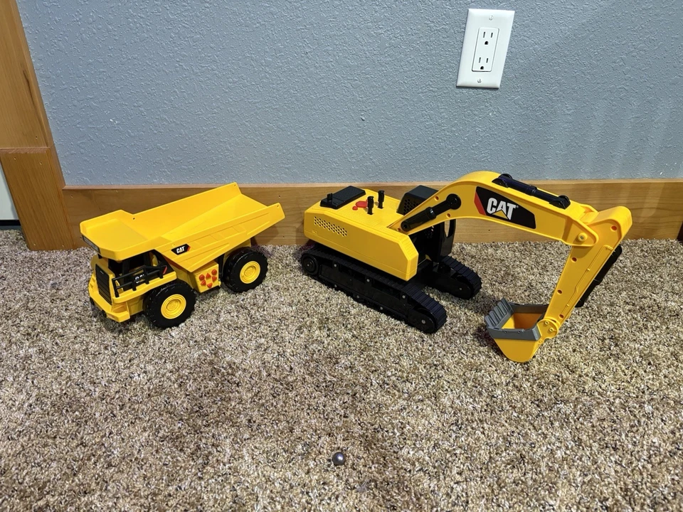 Juego de dos camiones volquete y excavadora Cat vehículo de construcción Foto 1 de 1