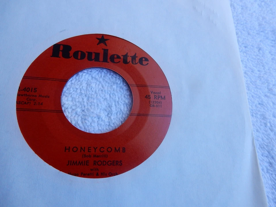 COUNTRY JIMMIE RODGERS ON ROULETTE   LABEL  45 RPM 7" RECORD - Imagem 1 de 1