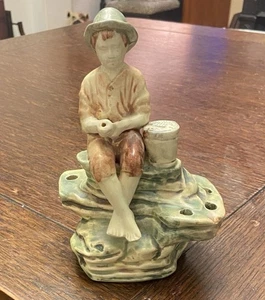 WELLER POTTERY MOSKOTA PESCADOR NIÑO FLOR RANA RARA 1915 COMO NUEVO - Imagen 1 de 15