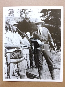 Jeff Chandler aprende a usar un arco cándida foto occidental 1956 Pilares del cielo - Imagen 1 de 2